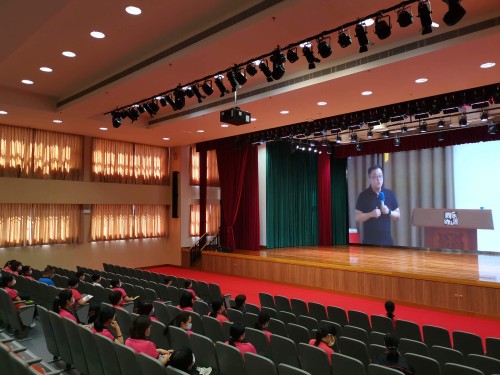 我校課題組成員通過線上的方式學習雷有光博士關於園本課程開發的教學研討