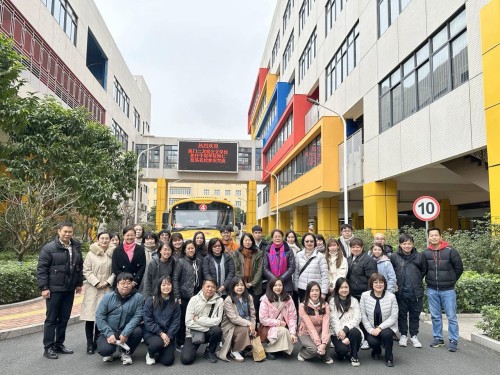 我校代表在珠海特殊教育学校门外大合照