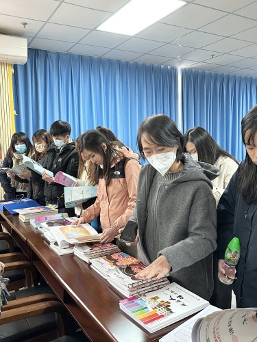 参观学校图书馆