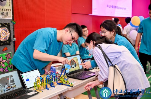 學生向參觀者展示作品的運作模式