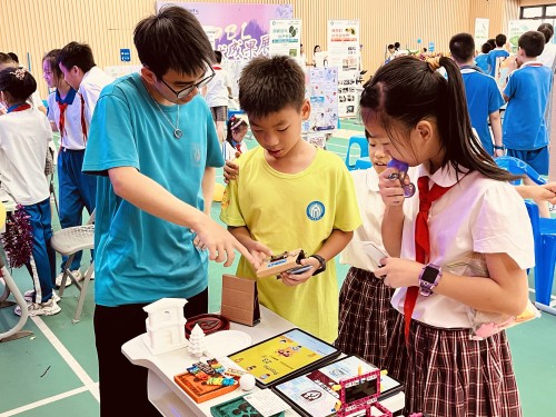 我校學生介紹自己設計的科技教育作品