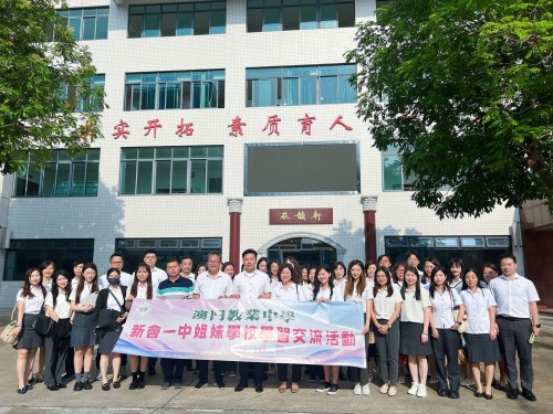 赴新会一中的我校老师大合照