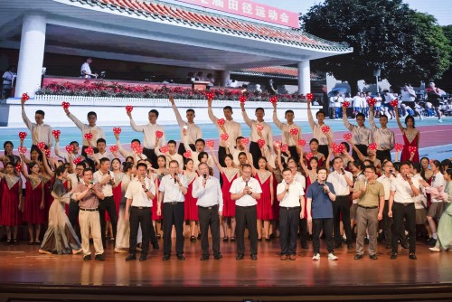 两校领导参与大合唱