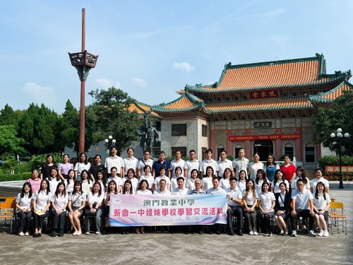 我校代表在图书馆外大合照