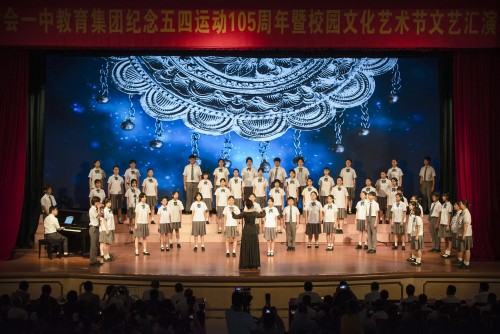 我校学生作歌咏表演