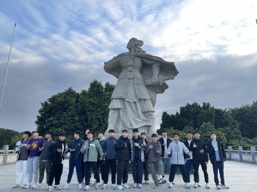 访袁崇焕园念爱国英雄