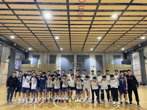 两校男篮「打」成一片