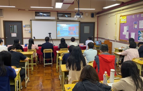 教师们认真听二十大精神解读