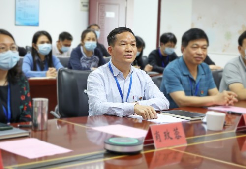 罗红金校长介绍与会者