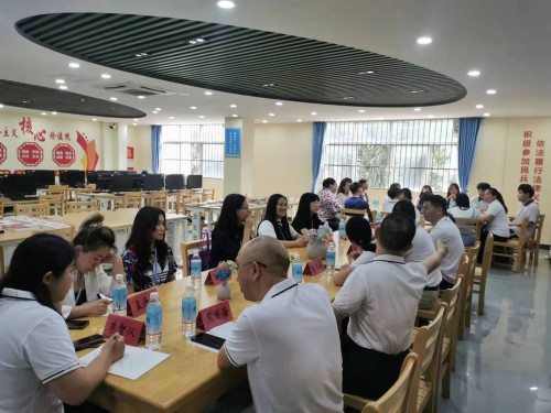 與電子商務專業師生交流討論