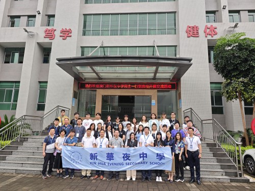 姐妹學校門前大合照