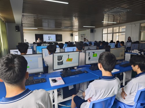 觀摩工業機器人技術應用專業實訓課堂
