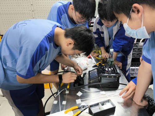 本校学生尝试光纤熔接操作