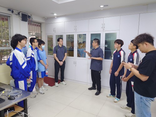 珠海理工导师对本校学生进行有关网络布线介绍