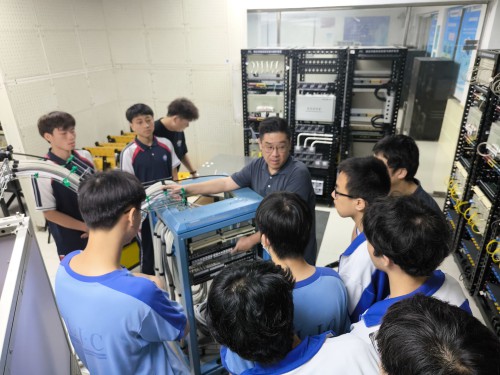 珠海理工导师对本校学生进行设备介绍