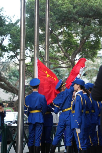 学生代表进行升旗