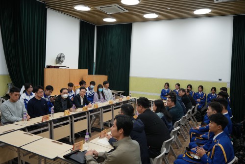 学校行政、老师及升旗队、学生会进行交流座谈