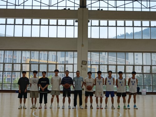 两校学生进行篮球友谊赛