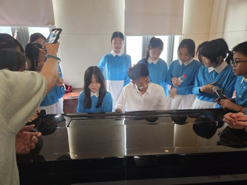 姐妹校學生之間的鋼琴比拼