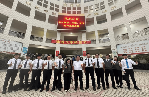 新華學校教師團隊與珠海八中領導合影
