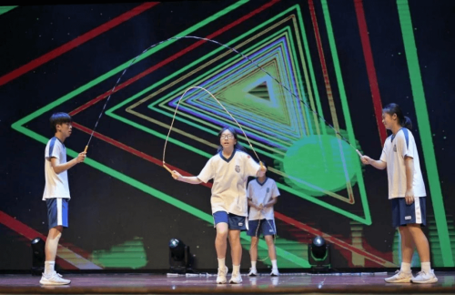 新華學校花式跳繩隊精彩演出，獲得現場熱烈掌聲