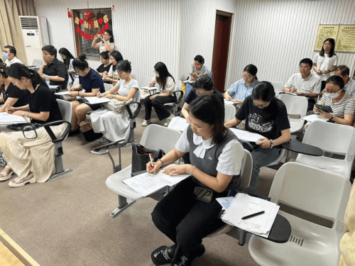 新華學校中文科老師與內地教師一起聽課學習