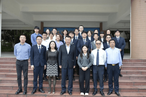 新華學校教師與珠海三中領導們合影留念