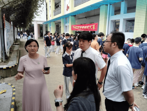 新華學校教師參觀校園