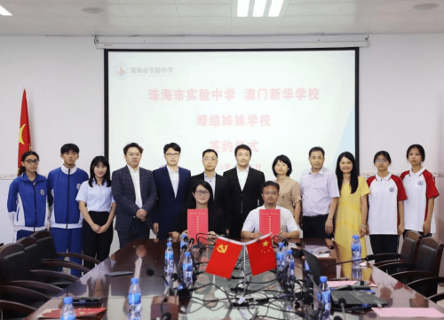 一眾主禮嘉賓以及兩校師生共同見證簽約