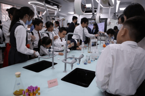 家長與學生體驗STEM項目