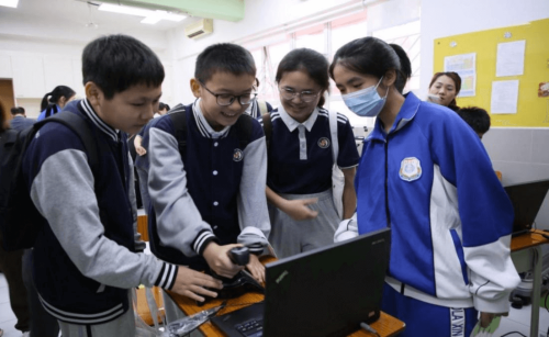 兩校學生體驗廣州南華小學模擬飛行器