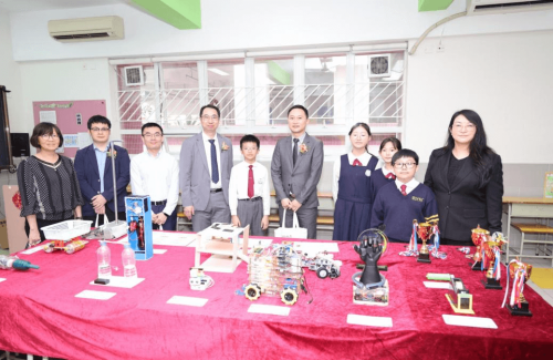 嘉賓參觀學校小幼部科技展作品