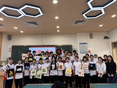 與鐵一美術老師合照