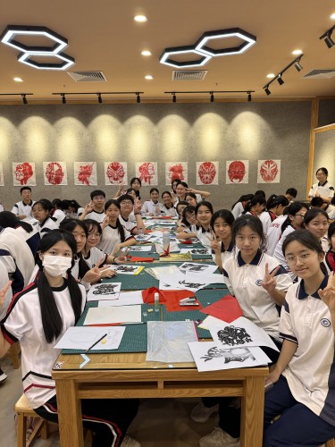 與鐵一學生上美術課