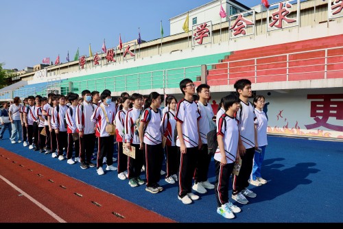 本校學生精神奕奕，參與文昌中學的升旗禮