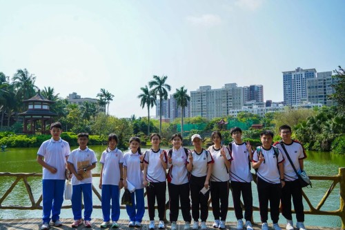 兩校師生在校園內大合照