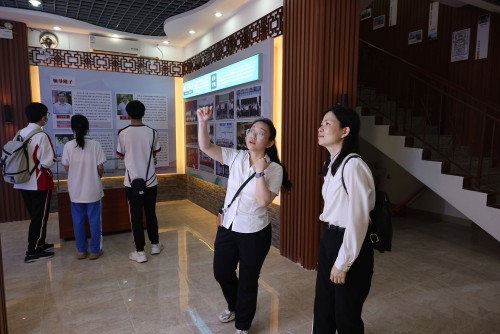 參觀校史館