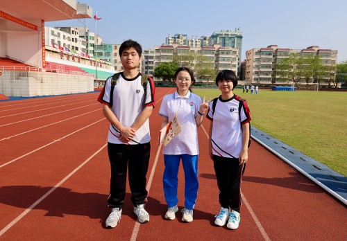 兩校學生在升旗後的合影