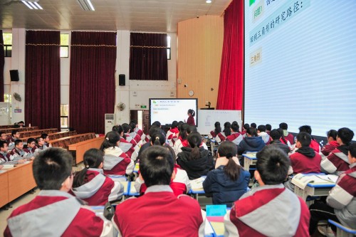 氹坊學生與荷中學生共同上課