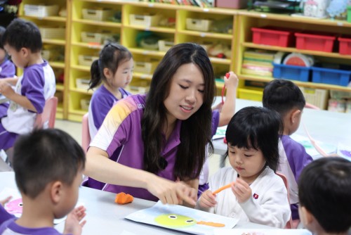 老师在进行线上课堂