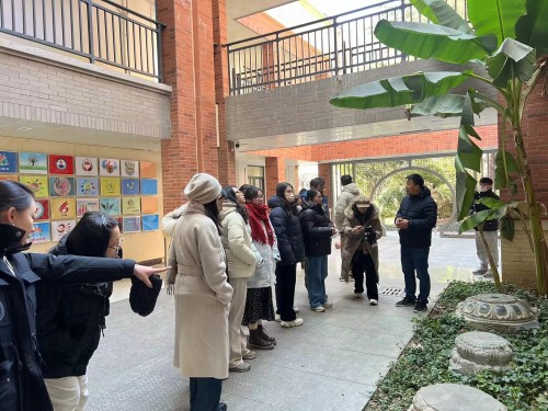 姐妹校行政人員帶領我校老師參觀校園