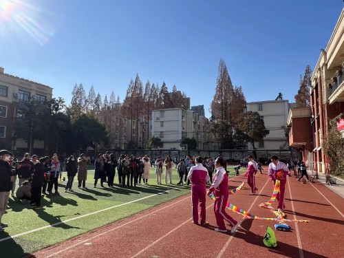 老師觀摩姐妹校的學生社團活動