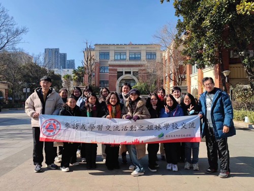 我校老師在南京瑞金北村小學校門前地合影留念