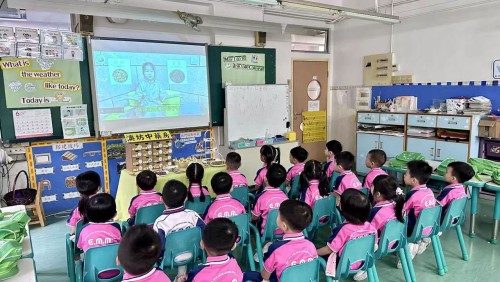 学生观看姐妹园教师拍摄的草药视频