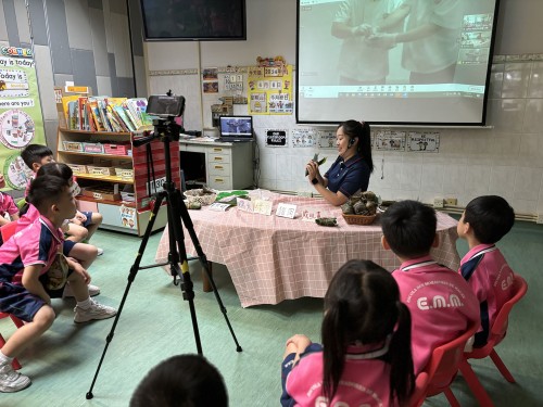 老师示范包粽子