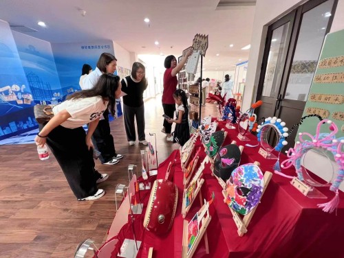 我校老師與學生互動