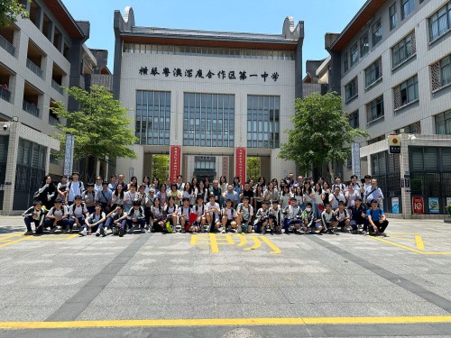 師生在校門外留影