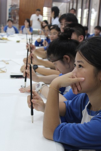 我校学生在德阳中学上书法体验课