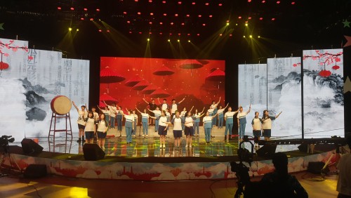 两校师生在比赛现场彩排