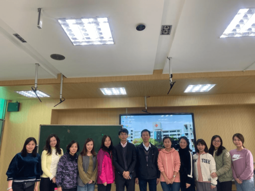 姐妹学校领导与本校教职员合照